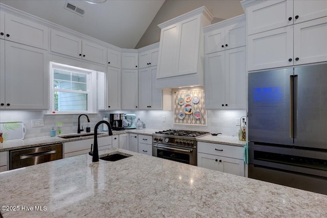 kitchen featuring visible vents, a sink, tasteful backsplash, and stainless steel appliances