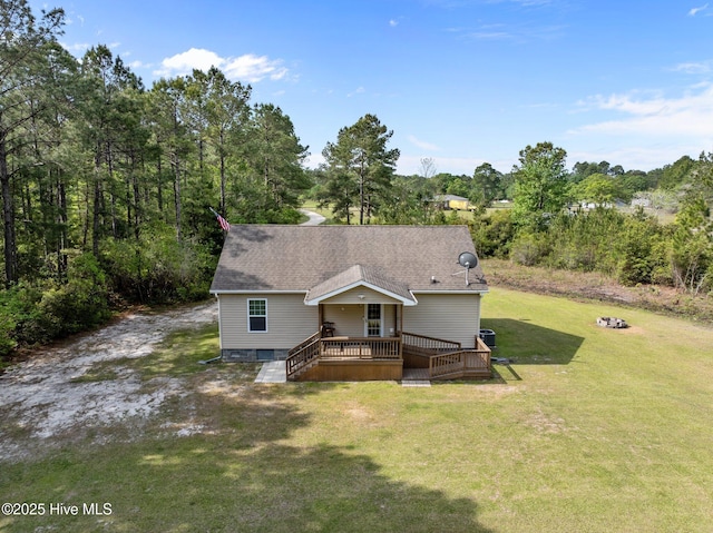 view of front of house featuring a wooden deck and a front lawn