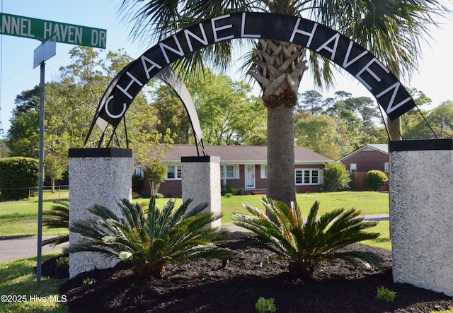 101 N Channel Haven Dr, Wilmington, NC 28409 - exterior space with a front yard