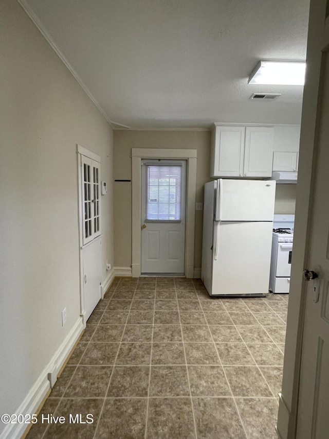 469 Lamont St, Belhaven, NC 27810 - interior space with visible vents, crown molding, baseboards, and tile patterned floors
