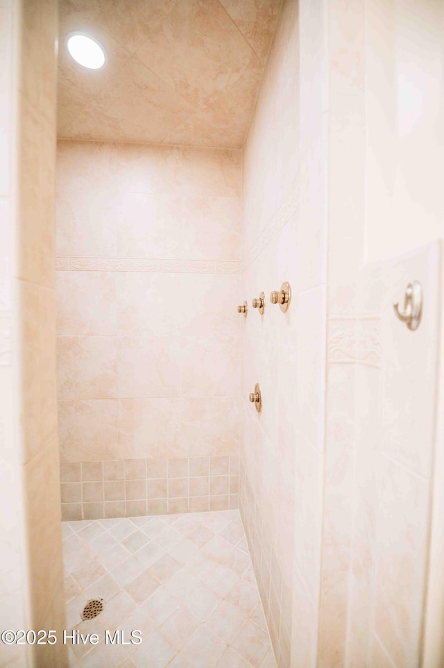 16 Mulbren Ct, Pinehurst, NC 28374 - full bathroom with tiled shower and recessed lighting