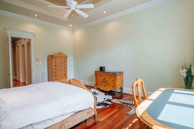 bedroom featuring crown molding, recessed lighting, a ceiling fan, baseboards, and wood finished floors