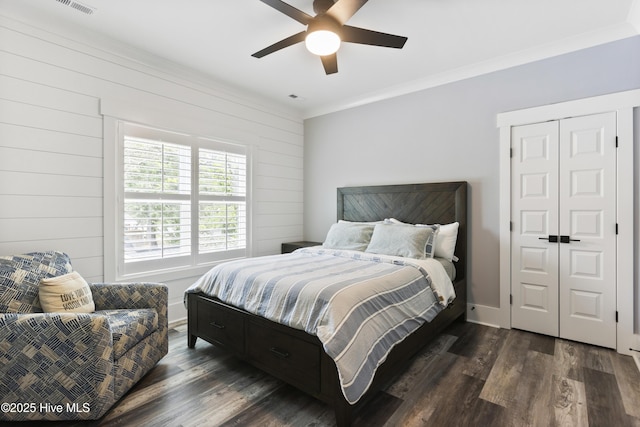 bedroom with crown molding, a ceiling fan, dark wood-style floors, and visible vents