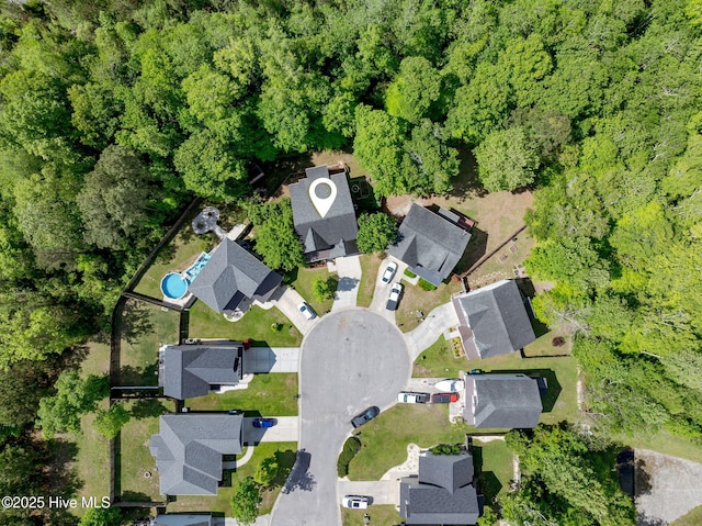birds eye view of property featuring a residential view and a forest view