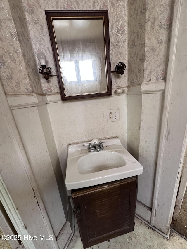 300 W Bryant St, Enfield, NC 27823 - bathroom with vanity
