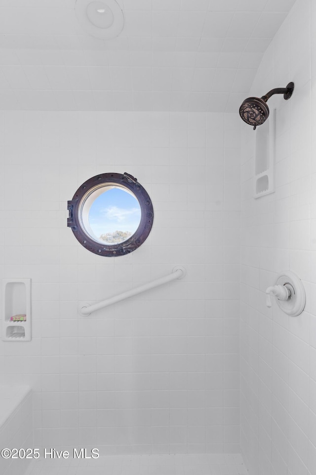 details featuring tiled shower