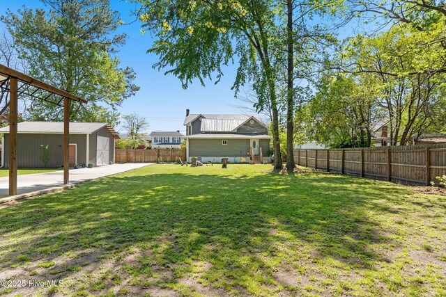 view of yard with an outdoor structure and a fenced backyard