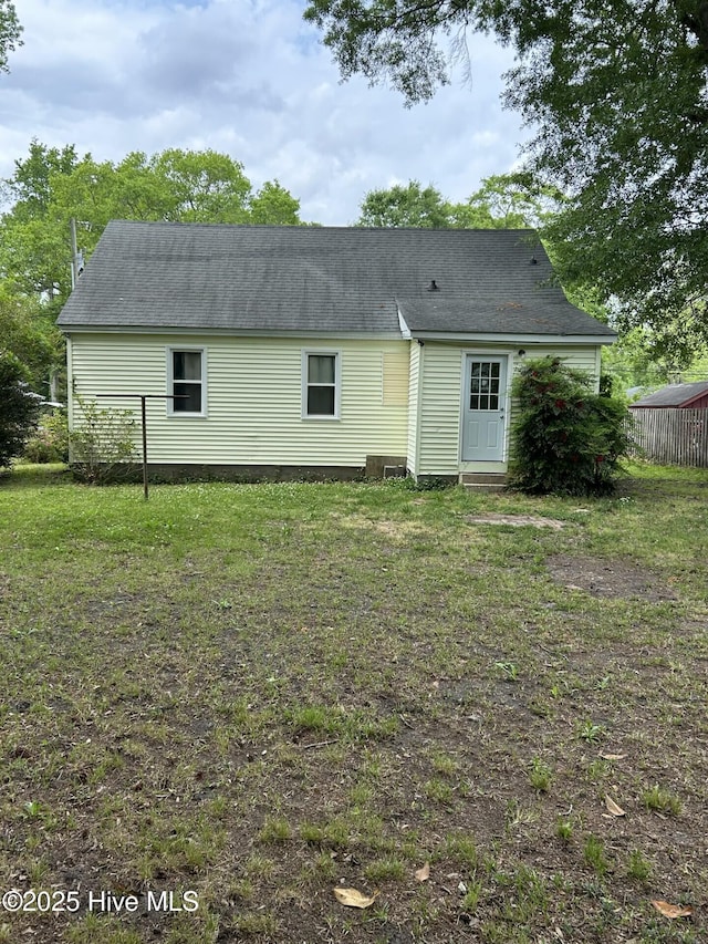 207 E Ashe St, Burgaw, NC 28425 - rear view of house featuring fence and a yard
