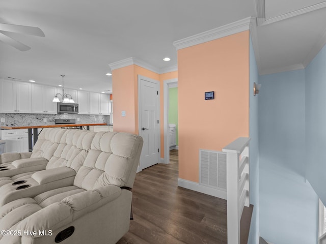 living area with visible vents, ornamental molding, ceiling fan, and recessed lighting