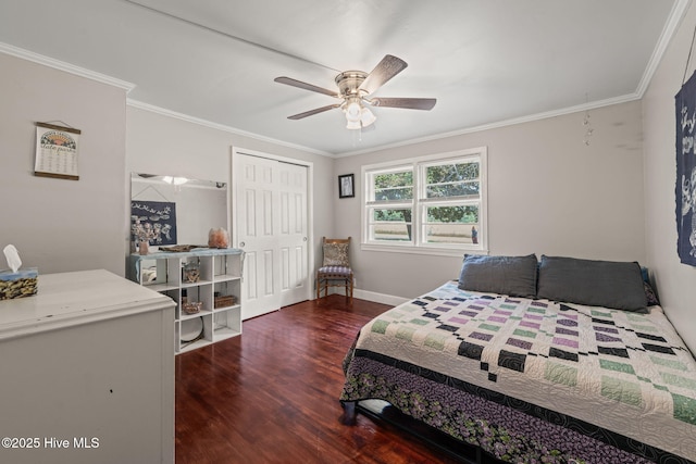 bedroom with a closet, ceiling fan, baseboards, ornamental molding, and wood finished floors