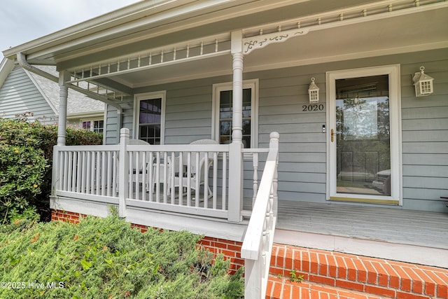 doorway to property with covered porch