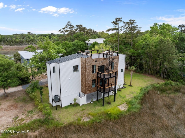 birds eye view of property featuring a wooded view