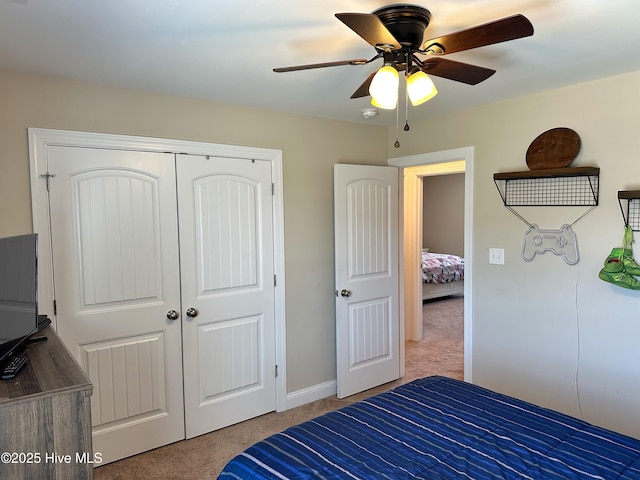 bedroom with baseboards, a ceiling fan, carpet floors, and a closet