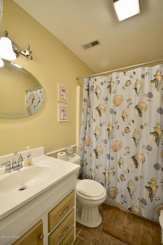 full bathroom featuring vanity, toilet, tile patterned floors, a shower with curtain, and visible vents