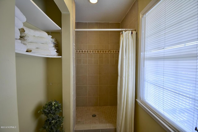 bathroom featuring a tile shower
