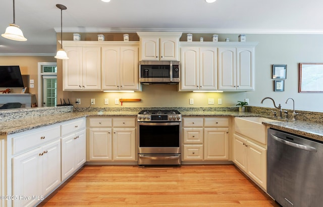 3603 Seafoam Ct, New Bern, NC 28562 - kitchen featuring stainless steel appliances, ornamental molding, a peninsula, a sink, and hanging light fixtures