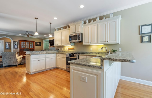 3603 Seafoam Ct, New Bern, NC 28562 - kitchen featuring a peninsula, appliances with stainless steel finishes, ceiling fan, a sink, and light wood finished floors