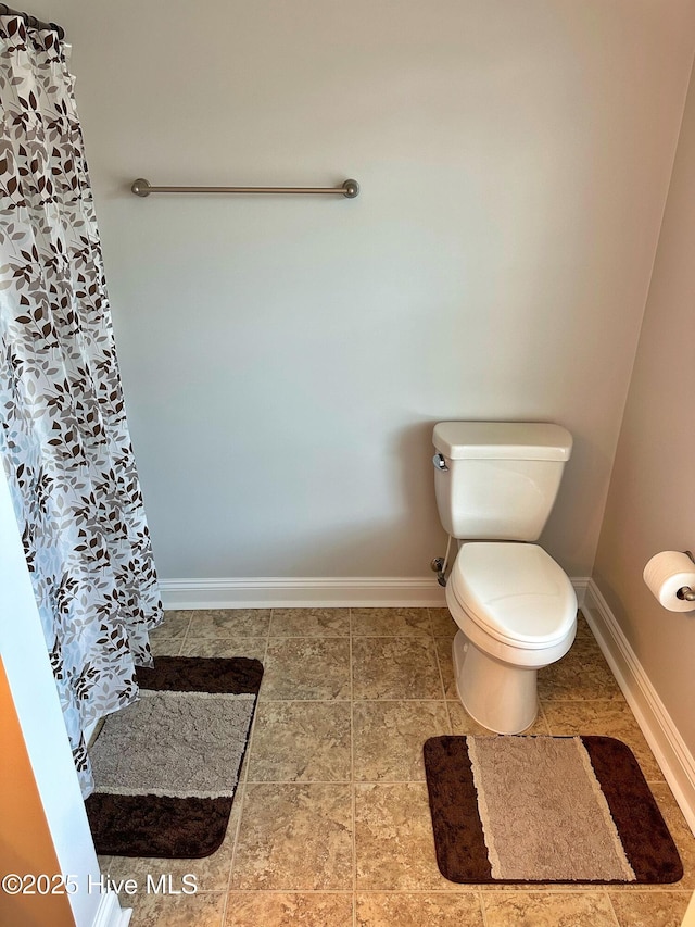 204 Liana Pl, Hubert, NC 28539 - bathroom featuring toilet, baseboards, and curtained shower