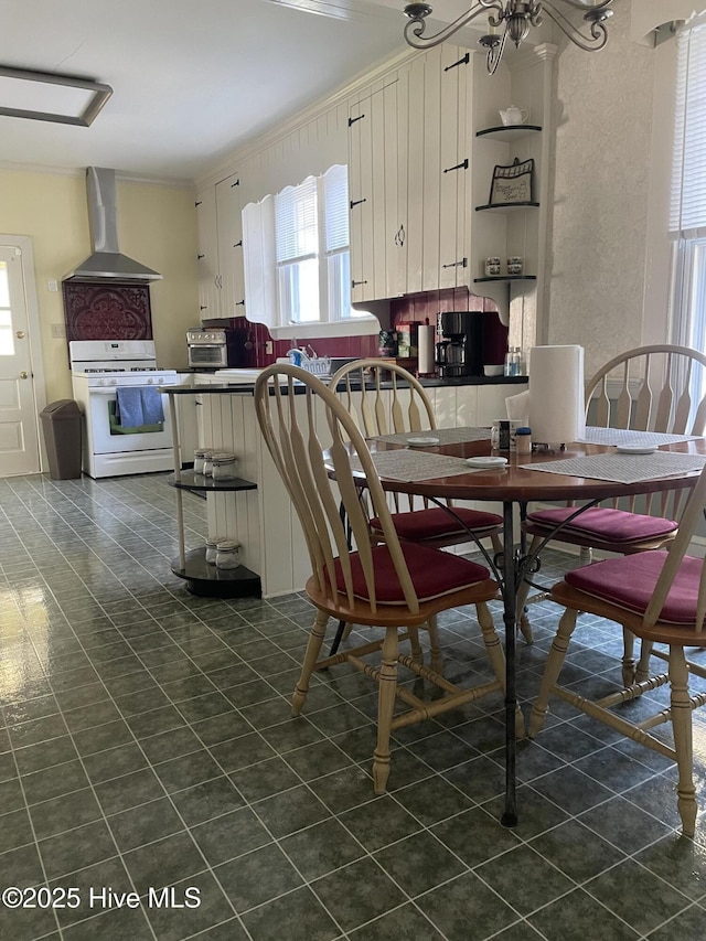 505 N Broad St, Edenton, NC 27932 - dining room featuring crown molding