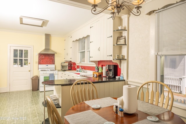 505 N Broad St, Edenton, NC 27932 - dining area with ornamental molding and a chandelier