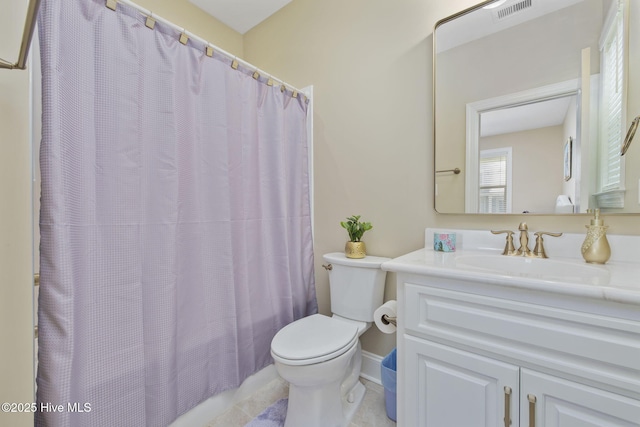 full bath featuring vanity, toilet, visible vents, baseboards, and a shower with shower curtain