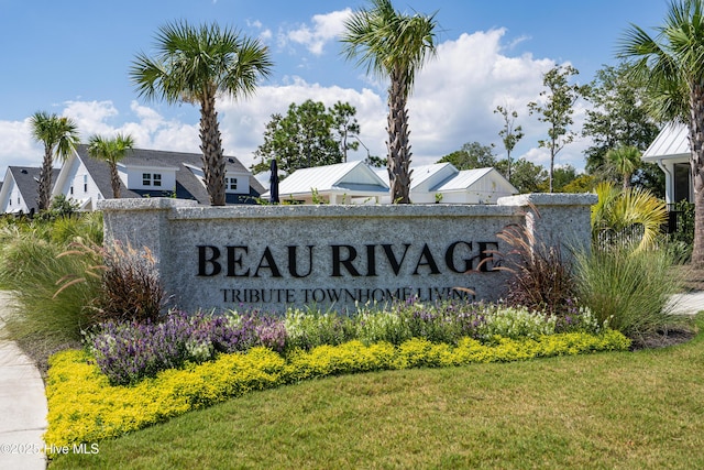 community sign with a residential view and a yard
