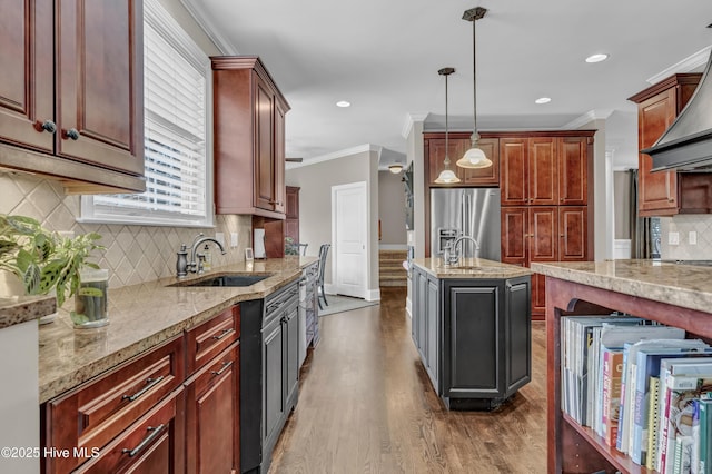 kitchen with dark wood-style floors, a sink, stainless steel fridge with ice dispenser, pendant lighting, and ornamental molding
