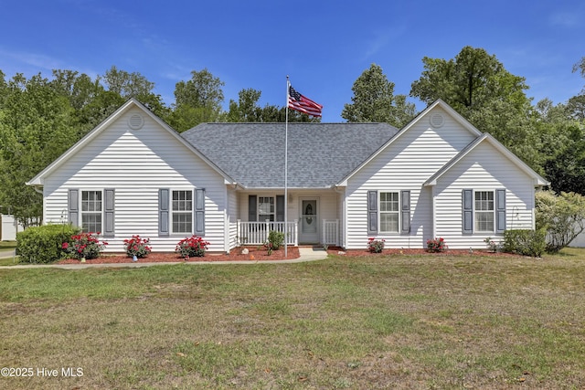 view of front of house featuring a porch, roof with shingles, and a front yard