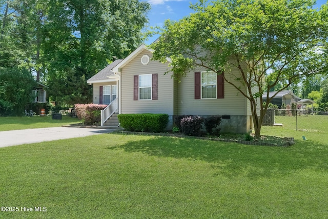 view of front facade featuring fence and a front yard