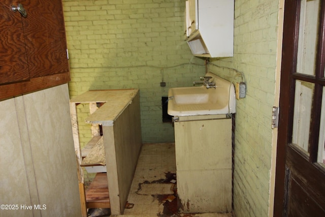 bathroom featuring a sink