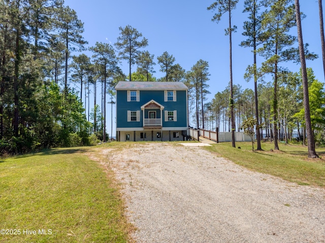 view of front of property featuring driveway and a front lawn