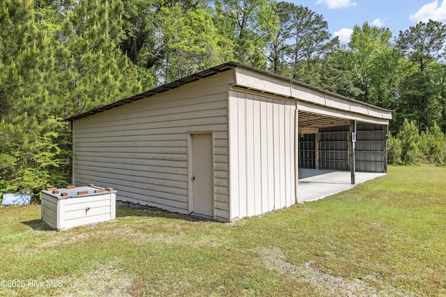 view of pole building featuring a yard