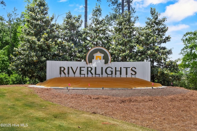 community / neighborhood sign featuring a lawn