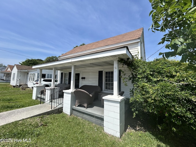 417 Turner St, Beaufort, NC 28516 - view of front of house featuring a porch and a front yard