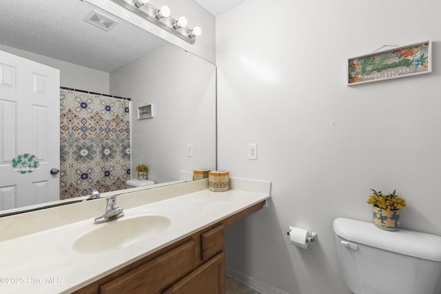 full bathroom with vanity, toilet, a shower with shower curtain, baseboards, and visible vents