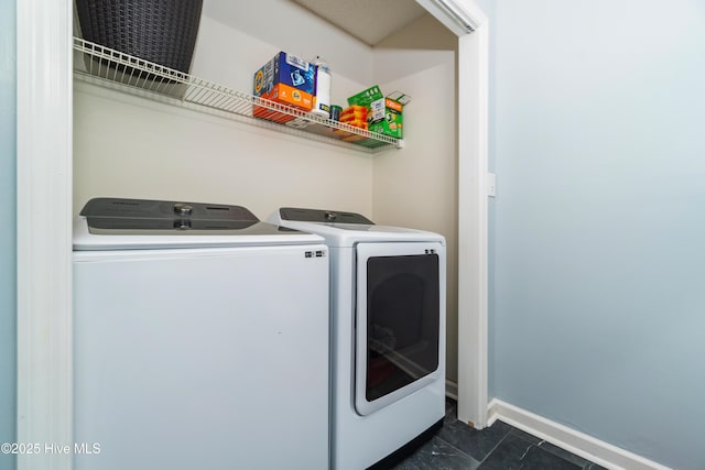 washroom featuring laundry area, baseboards, and independent washer and dryer