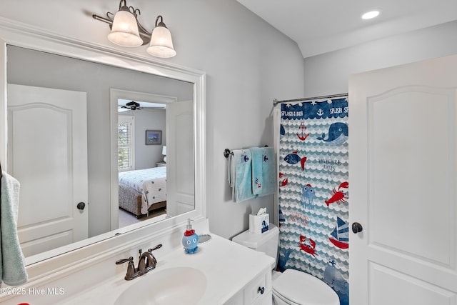 ensuite bathroom featuring vanity, curtained shower, toilet, recessed lighting, and a ceiling fan
