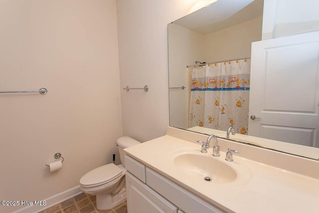 bathroom with toilet, vanity, baseboards, and a shower with shower curtain