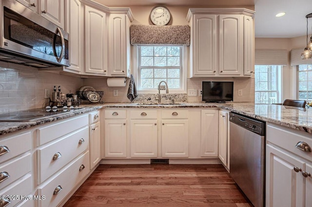 920 Diamondhead Dr S, Pinehurst, NC 28374 - kitchen with a sink, stainless steel appliances, light wood-type flooring, and a wealth of natural light