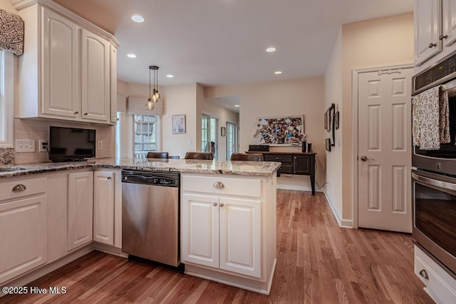 920 Diamondhead Dr S, Pinehurst, NC 28374 - kitchen featuring stainless steel appliances, light wood-style floors, white cabinetry, and a peninsula