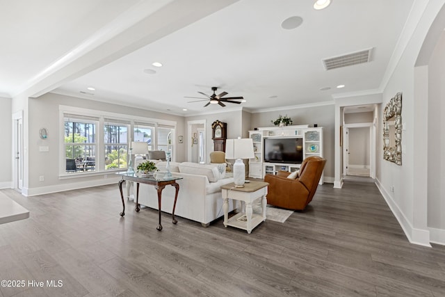 living room featuring visible vents, dark wood-style flooring, baseboards, ceiling fan, and recessed lighting