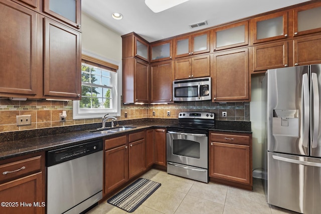 kitchen featuring visible vents, decorative backsplash, a sink, appliances with stainless steel finishes, and light tile patterned floors