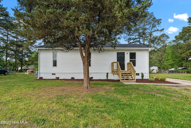 view of front facade featuring crawl space and a front yard