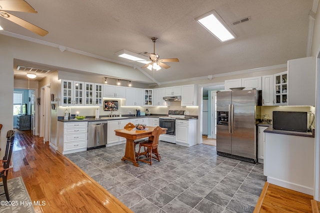 966 W Island View Rd, Bath, NC 27808 - kitchen featuring dark countertops, ceiling fan, stainless steel appliances, and under cabinet range hood