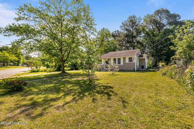 view of front facade featuring crawl space and a front yard