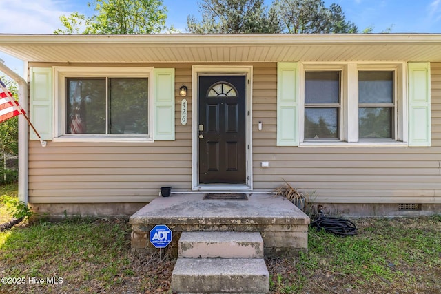 property entrance featuring crawl space