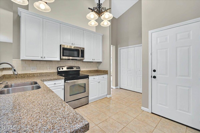 kitchen featuring a sink, appliances with stainless steel finishes, backsplash, and white cabinets