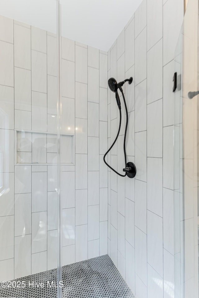 full bath with tiled shower