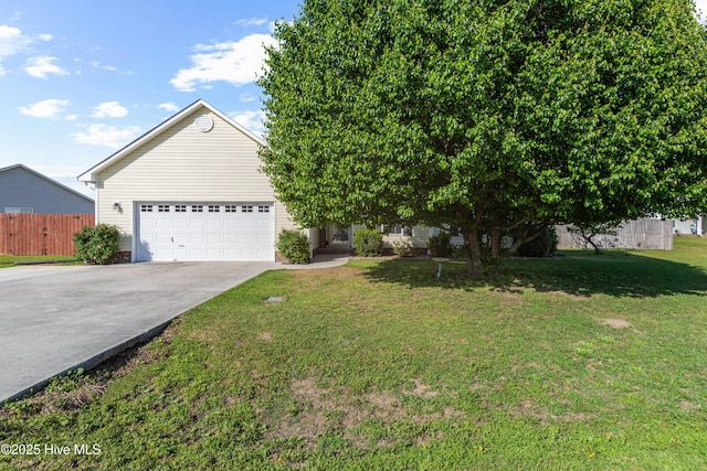 view of front of property featuring fence, driveway, and a front yard