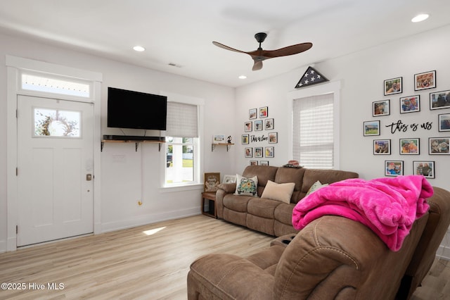 living room featuring visible vents, light wood-style floors, baseboards, recessed lighting, and a ceiling fan